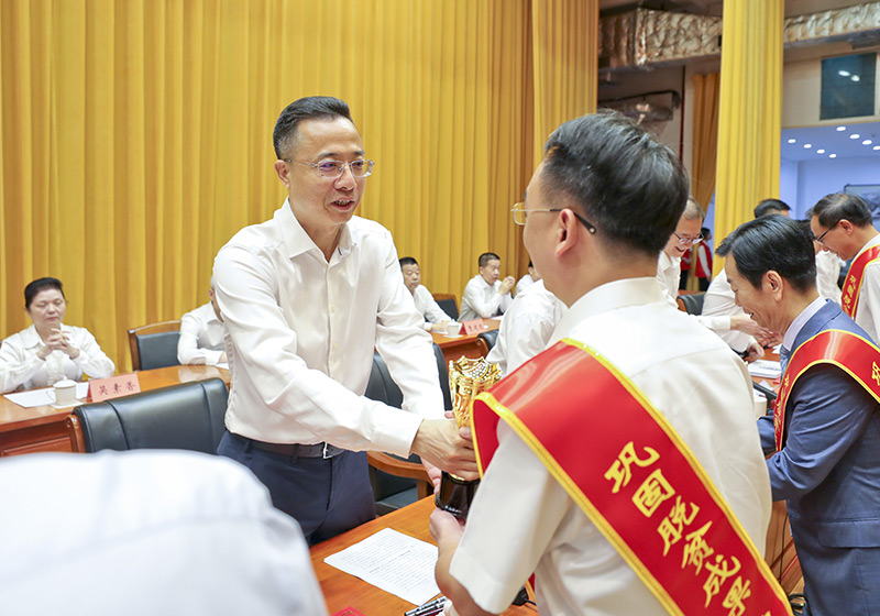 2023年6月30日,廣東霸王花集團(tuán)榮獲東源縣2022年東源縣“扶貧濟(jì)困獎”金獎。