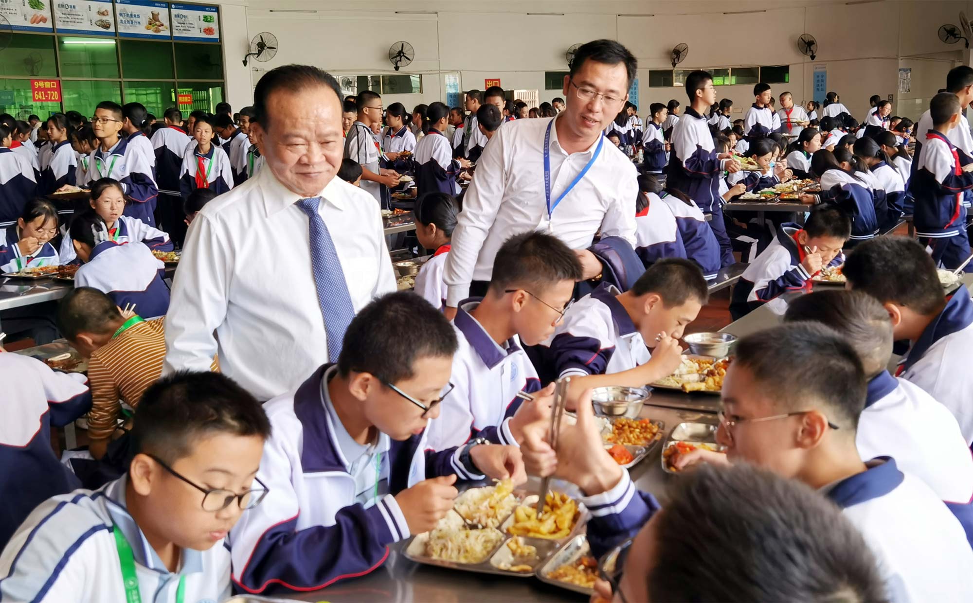 集團董事長朱日楊、常務副校長謝輝華了解師生用餐情況.jpg